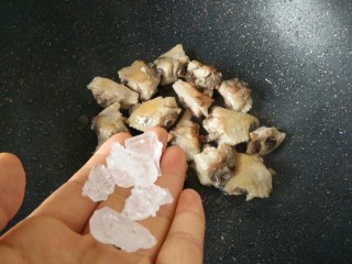 6、板栗烧鸡翅,放入几粒冰糖