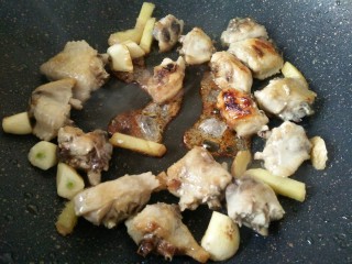 8、板栗烧鸡翅,炒至冰糖融化成焦糖色，翻炒均匀