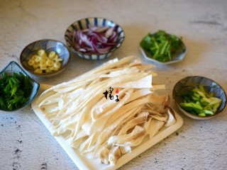 1、手撕蚝油杏鲍菇,准备食材，先把杏鲍菇清洗干净，然后将杏鲍菇撕成条，香菜切段、蒜切成片、洋葱切成条、小葱切成段，葱白和葱叶最好分开放
