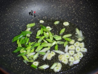 4、手撕蚝油杏鲍菇,加葱白炒香