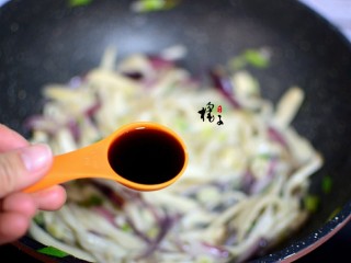 7、手撕蚝油杏鲍菇,加生抽和蚝油，翻炒均匀
