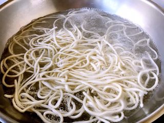 13、孩子爱吃的西红柿鸡蛋打卤面,水开后放入鲜面条，大火煮3～5分钟，改中火，煮至自己满意的口感为宜。