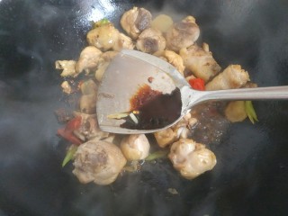 10、鸡腿炖香菇,放入老抽翻炒