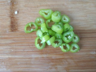 2、百香果柠檬鸡爪,尖椒切小段