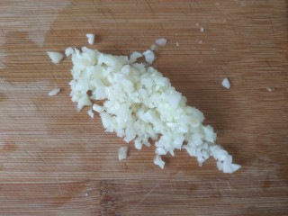 3、百香果柠檬鸡爪,蒜切末