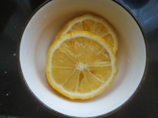 7、百香果柠檬鸡爪,一个柠檬切两半，一半切片