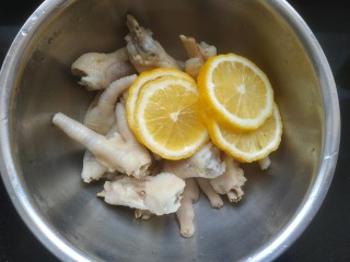 12、百香果柠檬鸡爪,鸡爪控干水分，放入柠檬片