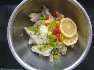 16、百香果柠檬鸡爪,放入尖椒