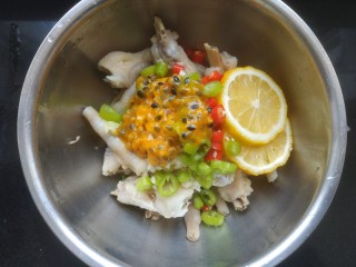 17、百香果柠檬鸡爪,放入百香果汁