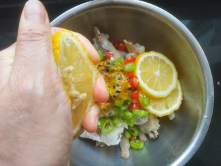 18、百香果柠檬鸡爪,另外一半柠檬把汁挤到盆中