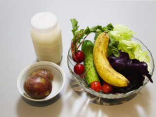 1、低脂百香果沙拉,准备好所需要的食材。