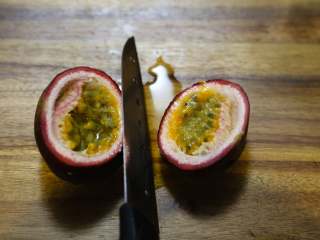 2、低脂百香果沙拉,百香果切开。