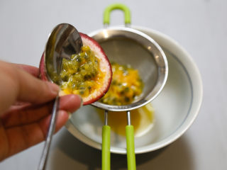 3、低脂百香果沙拉,百香果肉挖出来，放入晒网中。