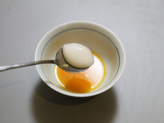 5、低脂百香果沙拉,将一勺蜂蜜放入过滤后的百香果汁中，搅拌均匀备用。