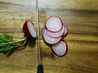 7、低脂百香果沙拉,樱桃萝卜切片。