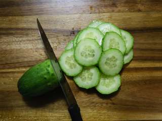 9、低脂百香果沙拉,黄瓜切片备用。