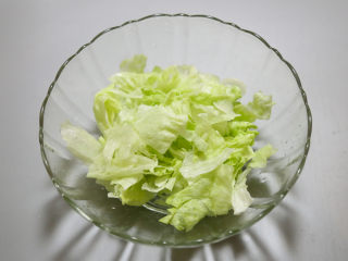 11、低脂百香果沙拉,生菜控干水分，撕碎备用。