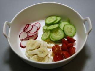 10、低脂百香果沙拉,根茎和水果切好备用。