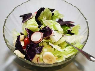 13、低脂百香果沙拉,倒入百香果蜂蜜汁，搅拌均匀。