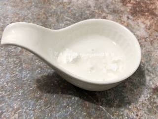 6、自制牛肉丸,把木薯粉用少许冰水调成水