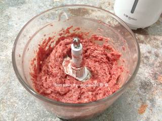 9、自制牛肉丸,牛肉打至成肉泥，这时候牛肉的胶质还没有出来（如果肉浆不够细腻可以多绞打几次