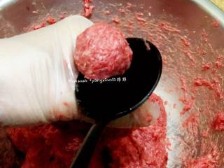 11、自制牛肉丸,这时候可先锅中注入，烧至80度之后关火。开始挤丸子啦，手中抓一把肉浆，用虎口处挤出丸子，然后另一只手用勺子挖出肉丸子放入锅中，放丸子时勺子一并放入水中，每挖一次丸子，勺子都可粘一次水