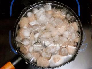 14、自制牛肉丸,捞出放入事先准备好的冰水中，(我是事先冻了一些冰块)这一步能使牛肉丸更Q弹爽口