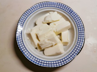 3、豆腐鸡蛋羹,放入蒸蛋碗里  