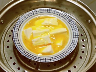 8、豆腐鸡蛋羹,蒸锅水烧开  放入蒸屉上