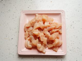 1、宫保鸡丁,鸡胸洗干净切小块,放入淀粉和食用油腌10分钟以上