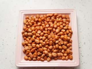 2、宫保鸡丁,花生米用水冲一下,用厨房纸巾擦干
