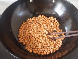 3、宫保鸡丁,冷锅冷油最小火炸花生米