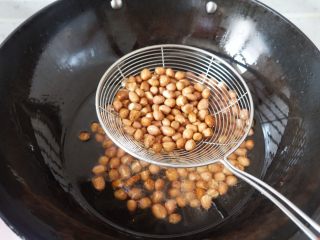 4、宫保鸡丁,花生米微微变色捞出