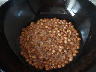 5、宫保鸡丁,继续将油加热到8成热时关火,将花生米放进去复炸几秒钟。看到颜色变深马上捞出沥油。