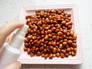 6、宫保鸡丁,装盘后喷少量白酒,备用