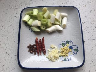 7、宫保鸡丁,准备好姜蒜末,花椒,干辣椒,葱白切小段