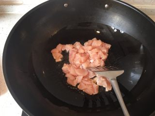 8、宫保鸡丁,热锅冷油炒鸡胸肉