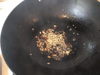 11、宫保鸡丁,热锅冷油小火炸香花椒和干辣椒,炒香姜蒜末