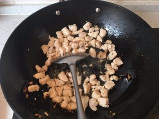 12、宫保鸡丁,放入鸡胸肉翻炒均匀