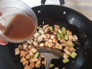 14、宫保鸡丁,放入第十步调好的碗汁,炒匀