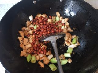 15、宫保鸡丁,加入花生米,关火。炒匀