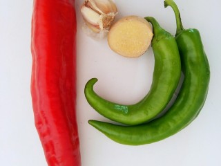 2、让你停不下来的爆炒花甲,青红椒备着，还有姜跟蒜头。