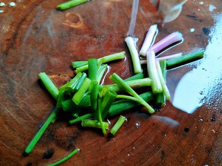 4、让你停不下来的爆炒花甲,葱去头切小段。