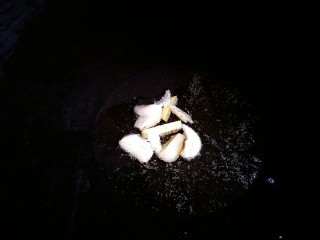 5、让你停不下来的爆炒花甲,炒锅放入花生油，油热放入蒜头姜片爆香。