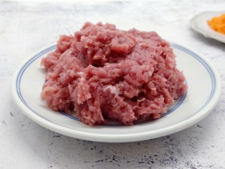 4、酸辣可口的【酸汤饺子】,猪肉切片、放入搅拌机搅成末。