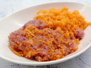 5、酸辣可口的【酸汤饺子】,胡萝卜末跟猪肉拌在一起。