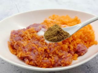 7、酸辣可口的【酸汤饺子】,十三香加入肉末（加点十三香增加香味）