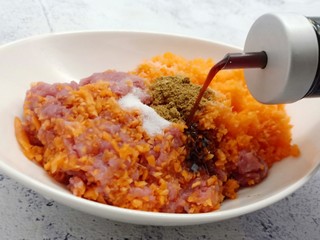 8、酸辣可口的【酸汤饺子】,生抽也一起加入到肉末里。