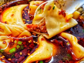 15、酸辣可口的【酸汤饺子】,加入煮好的饺子，等不及吃一个。