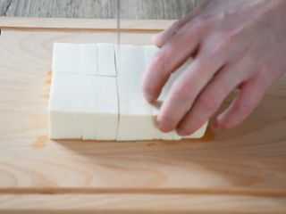 1、麻婆豆腐——美味诀窍大揭秘！,豆腐切块